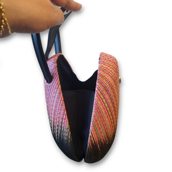 Like New Woven Straw Hand Bag Hard Shell - Picture 5 of 11